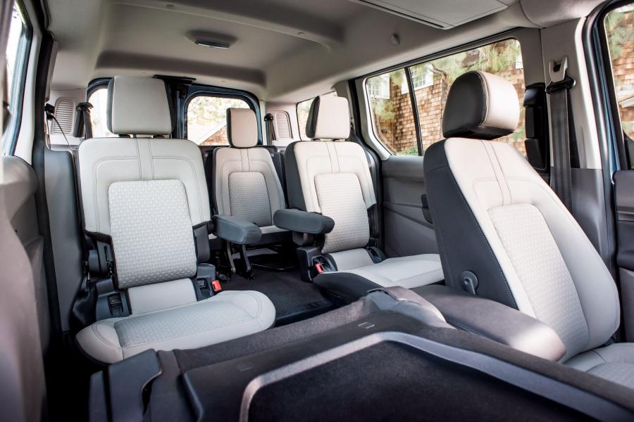Интерьер Ford Transit Connect Wagon LWB 2018 года  (NA) (фото 3 из 12)